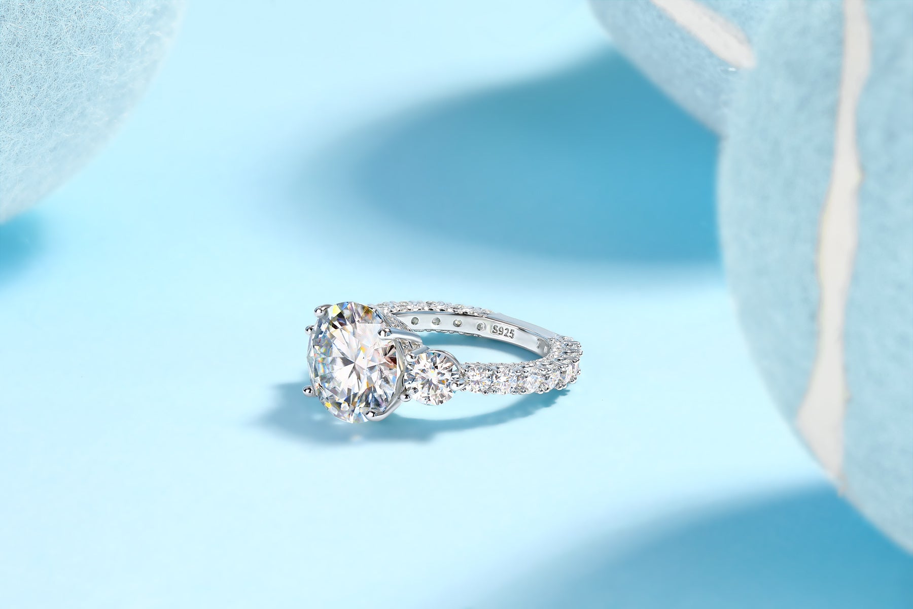 Three-diamond Brilliance - A Fashionable And Luxurious Jewelry Piece Set With 5-carat Moissanite S925 Sterling Silver And Platinum-plated Diamond