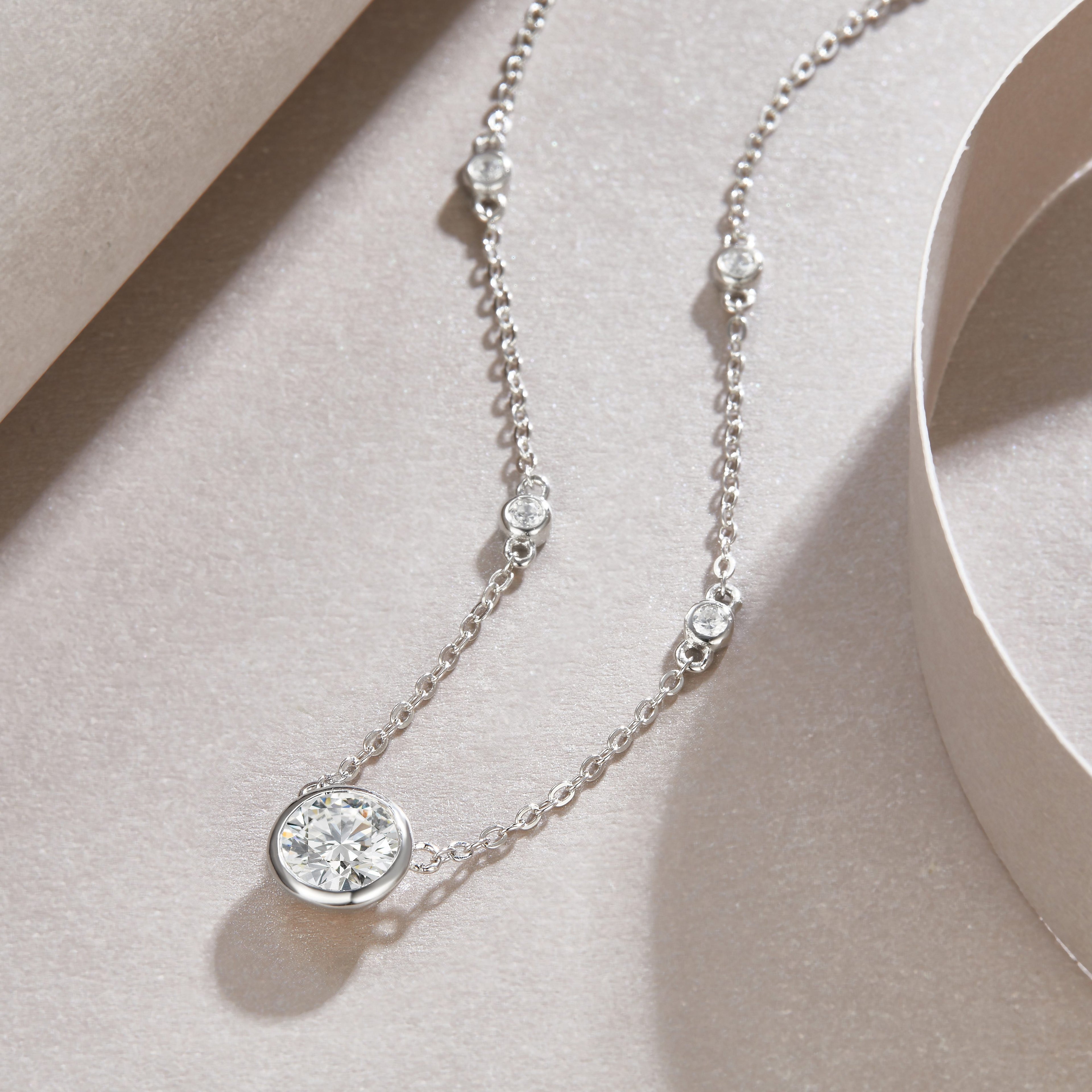 Natural Reverie - A Fashionable And Luxurious Diamond Jewelry Pendant Set With 1-carat Moissan Diamond S925 Sterling Silver And Platinum Plating