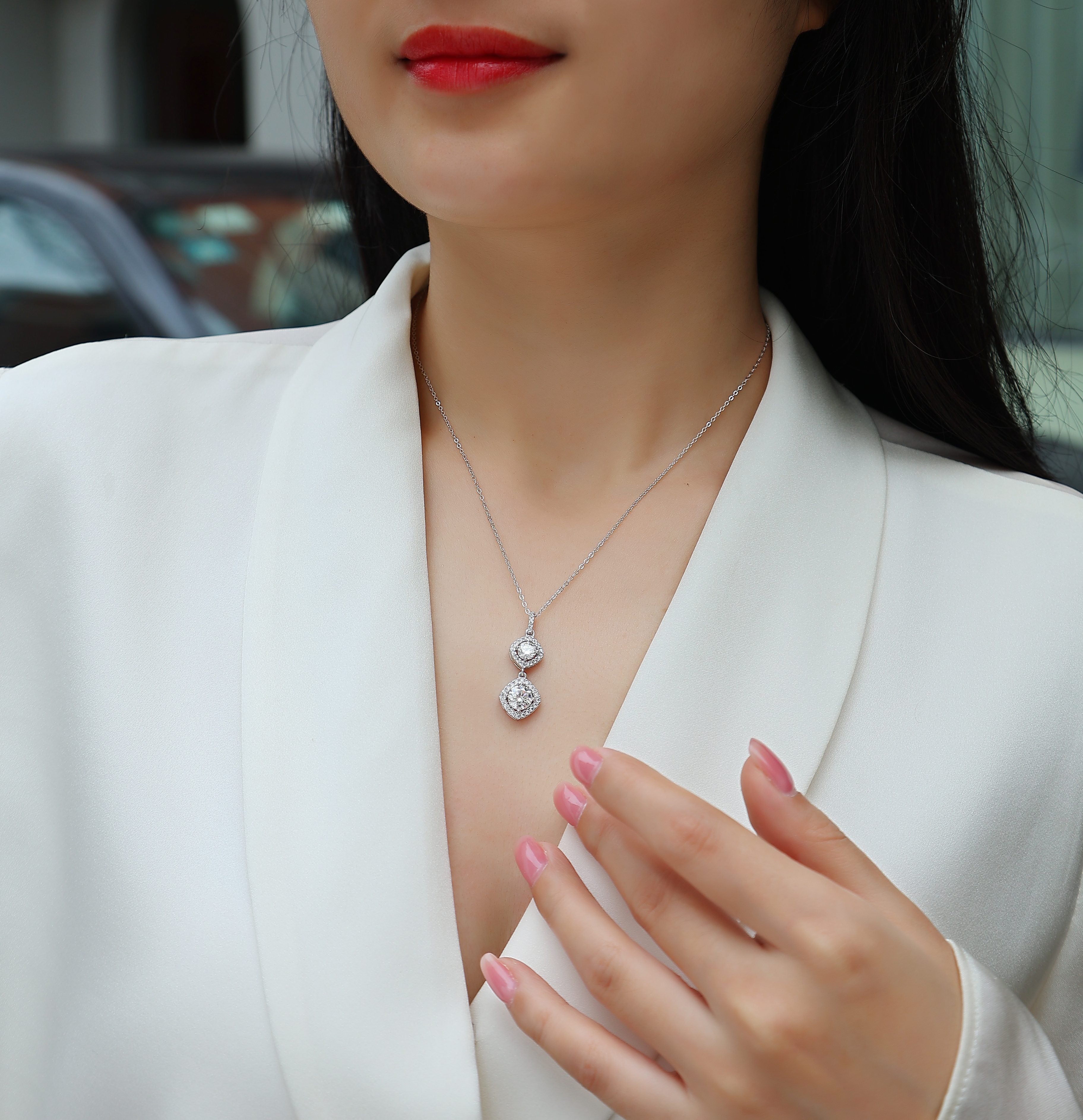 Snowy Wonderland - A Fashionable And Luxurious Diamond Jewelry Pendant Set With 1-carat Moissanite S925 Sterling Silver And Platinum Plating