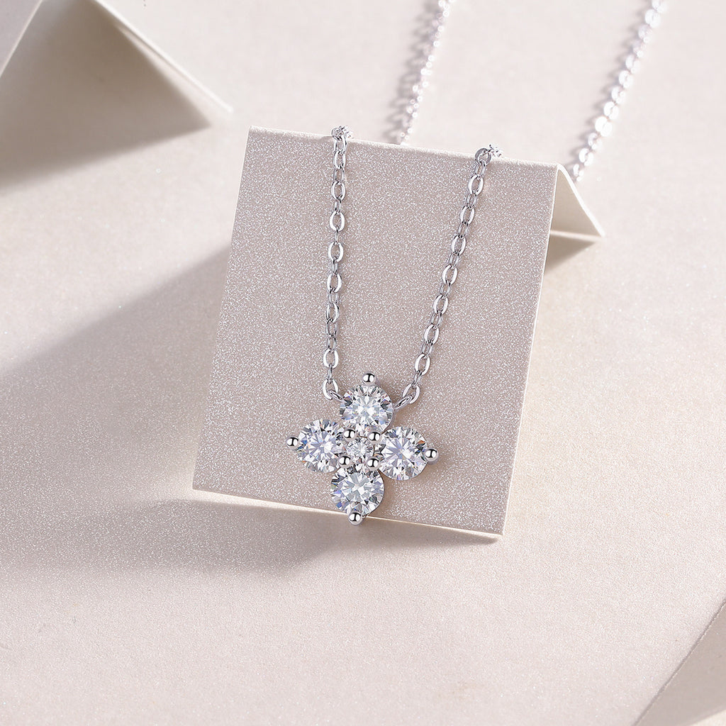Lucky Four-leaf Clover - A Fashionable And Luxurious Diamond Jewelry Pendant Set With Moissanite S925 Sterling Silver And Platinum Plating