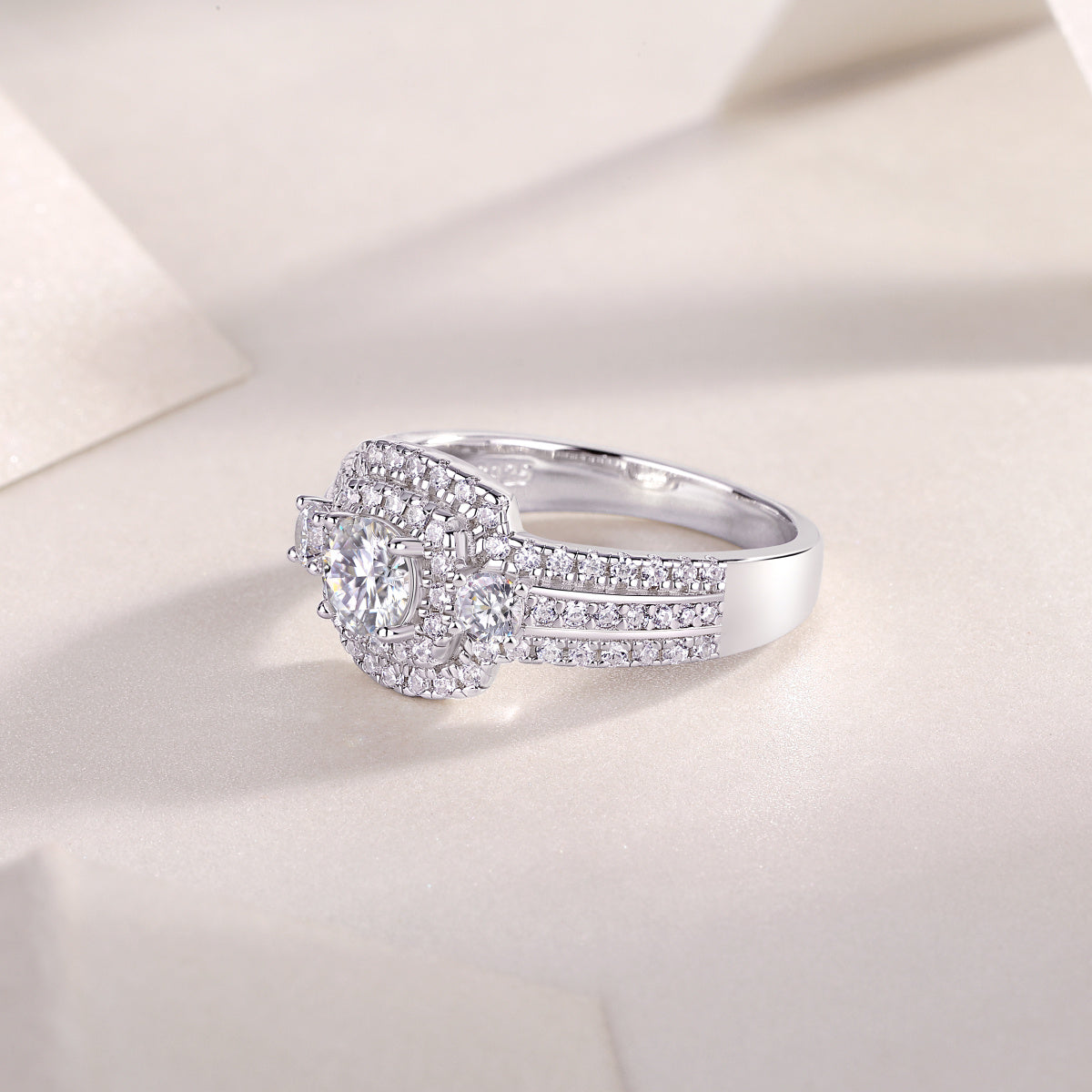 Afternoon In The Gobi - A Fashionable And Luxurious Jewelry Piece Set With Half-carat Moissan Diamond S925 Sterling Silver And Platinum-plated Diamond