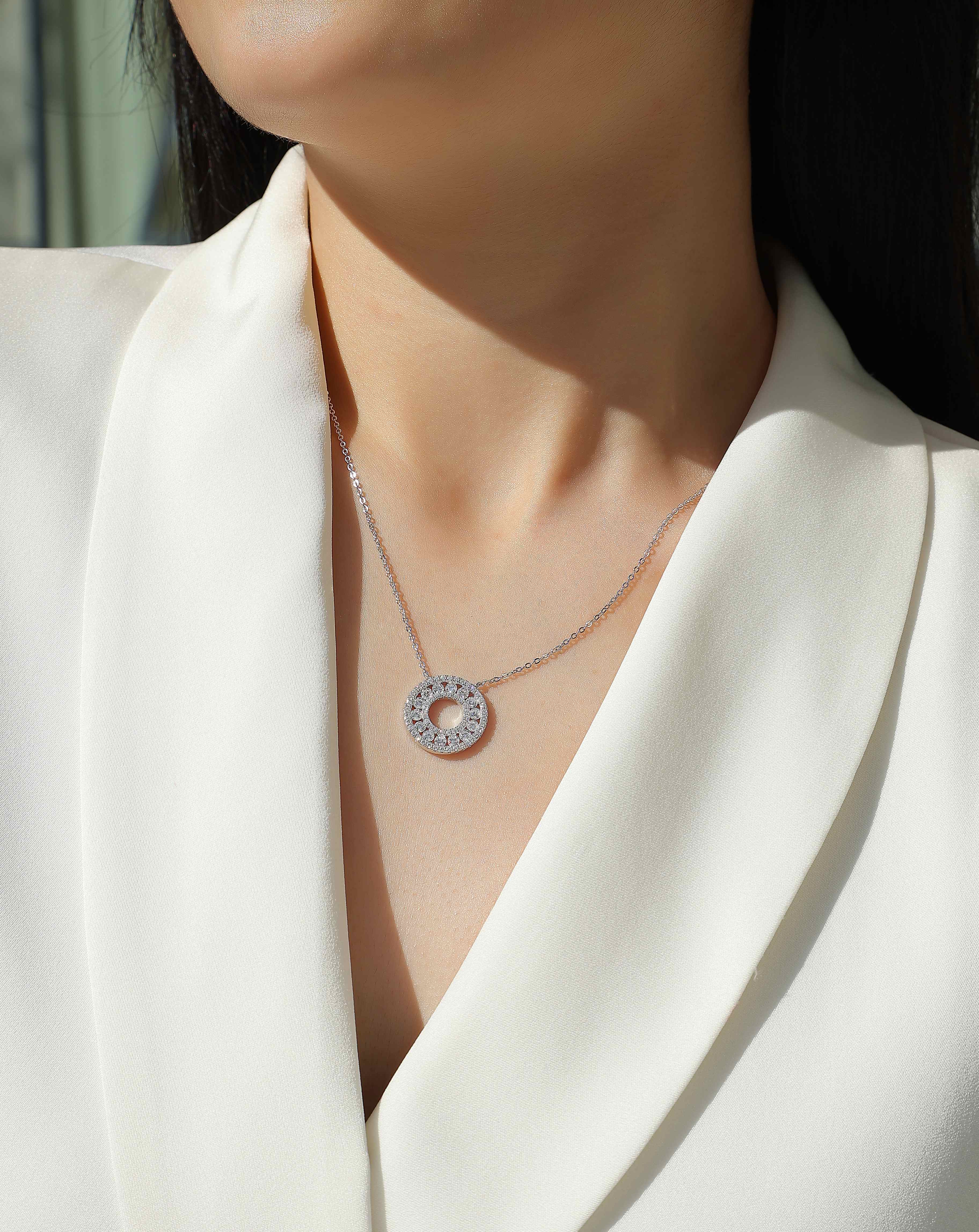 Reciprocating - A Fashionable And Luxurious Diamond Jewelry Pendant Set With Moissanite S925 Sterling Silver
