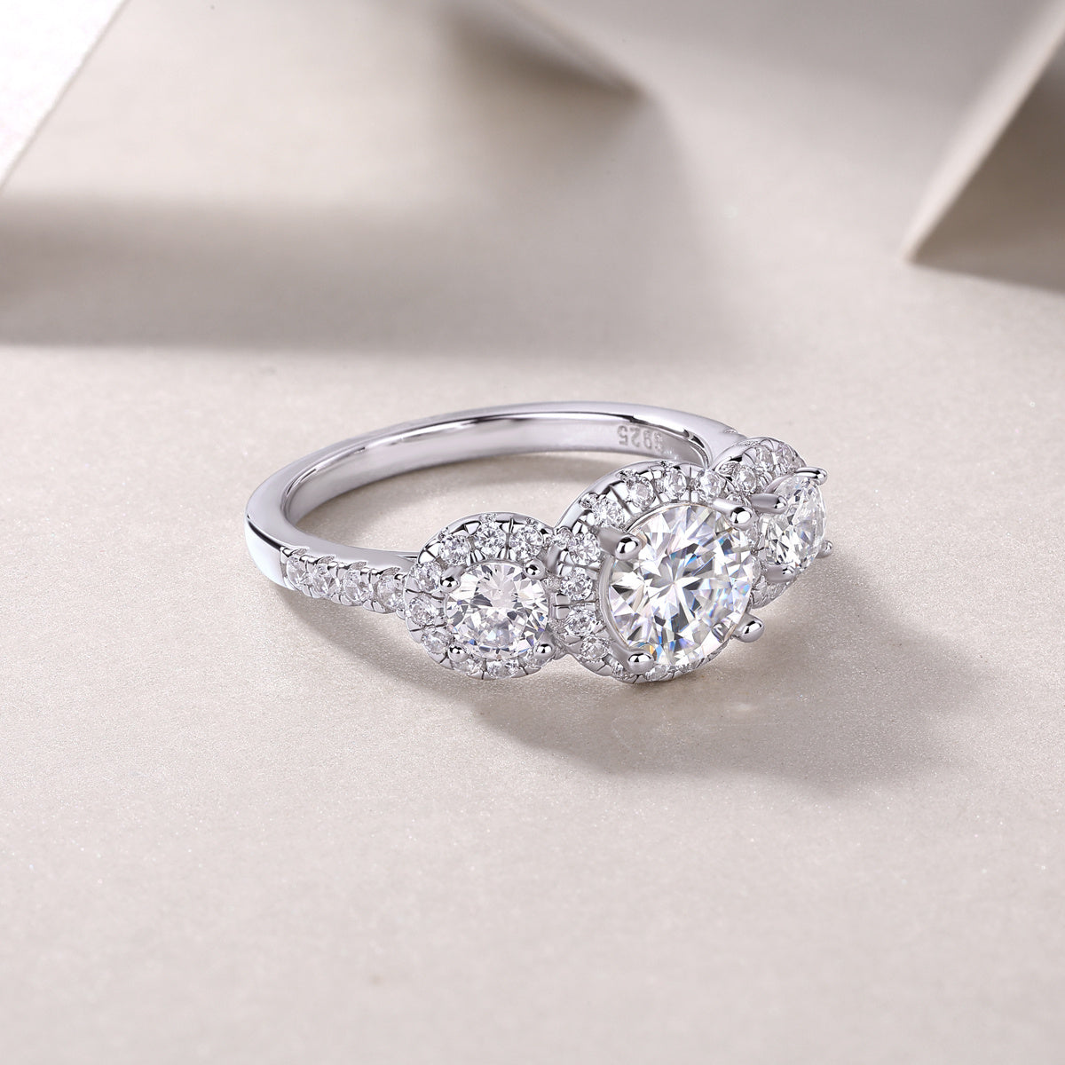 Human Warmth - A Fashionable And Luxurious Jewelry Piece Set With 1-carat Moissan Diamond S925 Sterling Silver And Platinum-plated Diamond