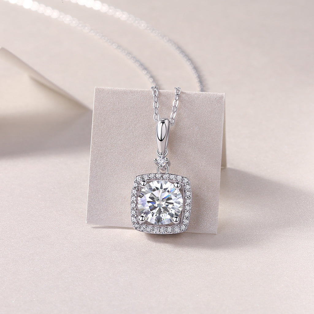 Innocence - A Fashionable And Luxurious Diamond Jewelry Piece Set With 2-carat Moissanite S925 Sterling Silver And Platinum-plated Pendant